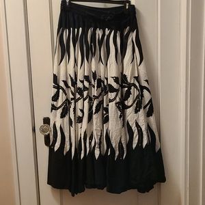 Jackpot black and white long circle skirt size XL